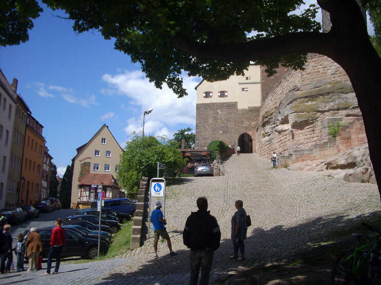 Steiler Aufgang zum Himmelstor und zum Vorhof [uerer Burghof der Kaiserburg] (Juli 2012)
