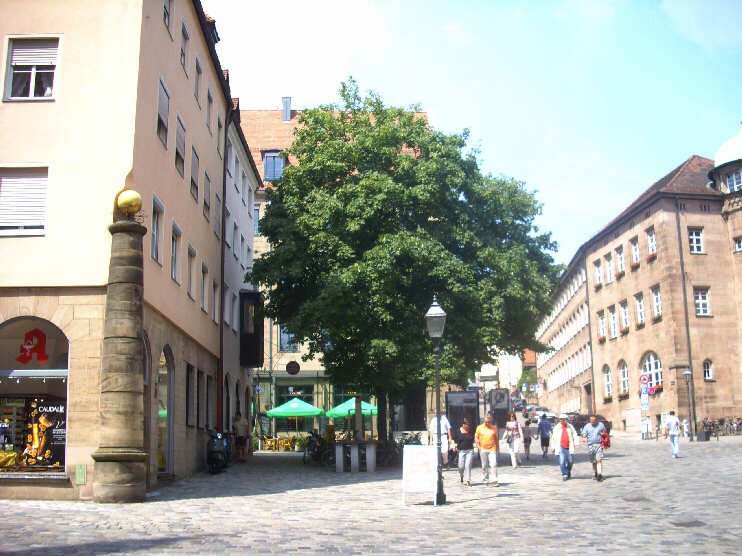Rathausplatz, Blickrichtung Burgstrae (Juli 2013)
