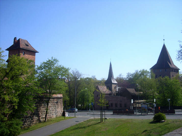 Am Hallertor - von links nach rechts: Turm Grnes H, Turm Grnes G [Hallertrlein], Turm Grnes F [Schlayerturm] (April 2015)