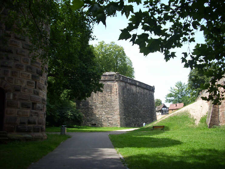 Blick vom Burggraben auf die Vestnertorbastei (Juli 2009) [Siehe auch unter Burggraben zwischen Vestnertor und Maxtor]