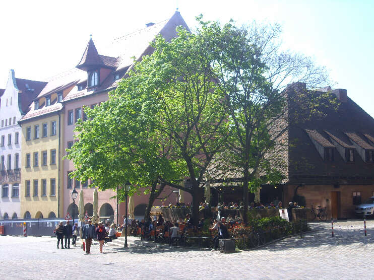 Am Rathausplatz: Bratwursthusle (Mai 2015)