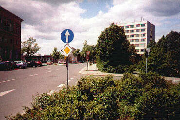 Bahnhofsvorplatz mit Blickrichtung Bahnhofsstrasse (Mai 2003)